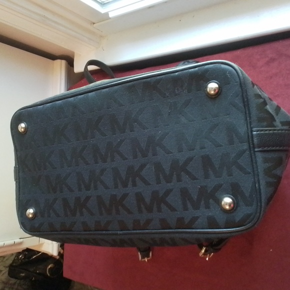 Michael Kors Signature Black Tote  🥰Excellent Condition - Picture 5 of 9